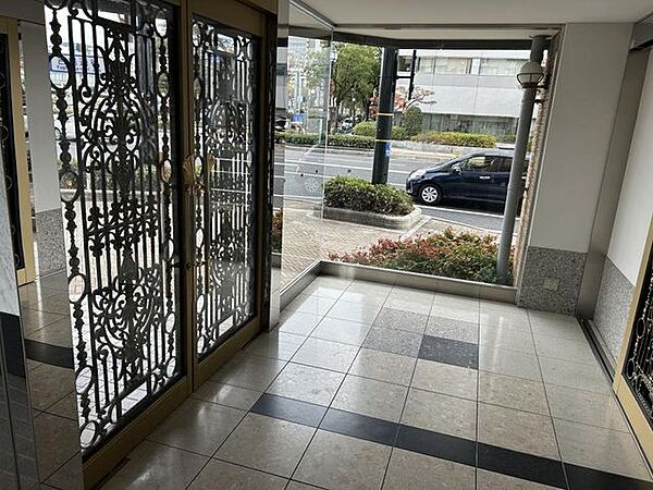 【建物入口】重厚感のある扉がマンションのを華やかにみせてくれますね。