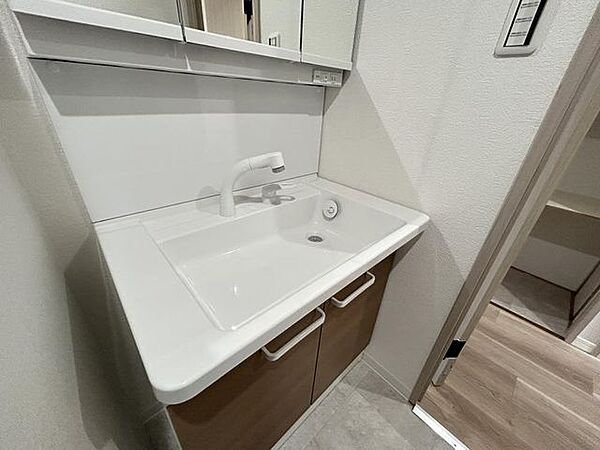 【リフォーム済】新品交換した洗面化粧台はシャワー機能もついています。お掃除する際に重宝しますね。