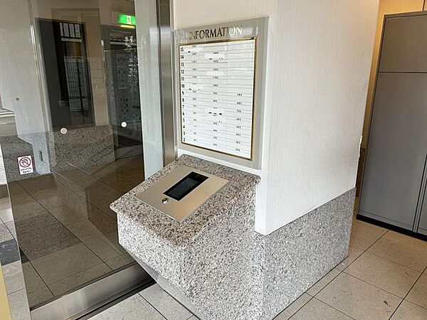 【オートロック】マンションの入口にはオートロックがついているので安心ですね。