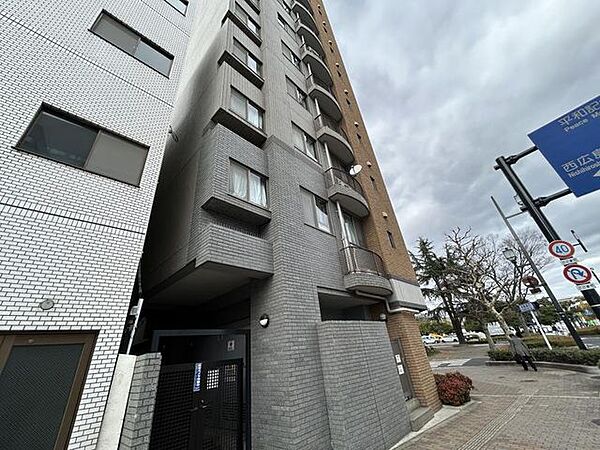 【外観】建物の全体写真です。角地にあるマンションです。