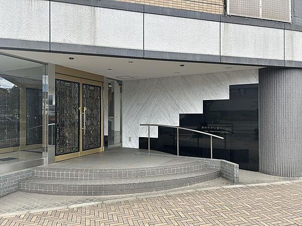 【外観】マンションの入り口の写真です。階段だけでなくスロープも設置されています。