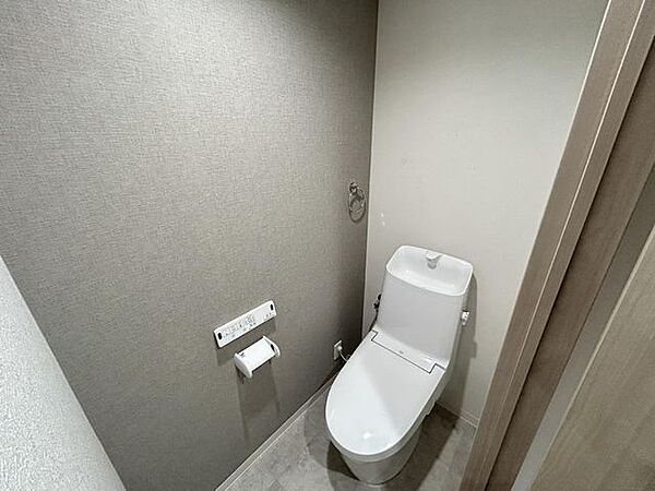 【リフォーム済】新しいトイレを取り付けました。ウォシュレット機能がついています。一面だけアクセントクロスを貼りました。