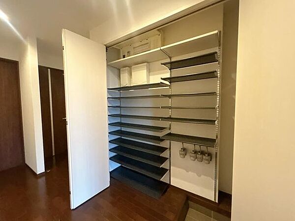 【内観】シューズボックスです。