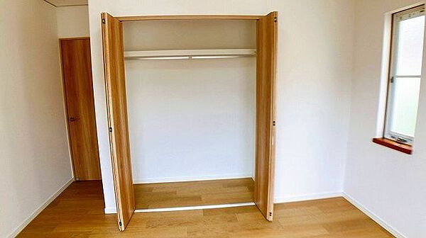「洋室」各居室に収納スペースがあります。