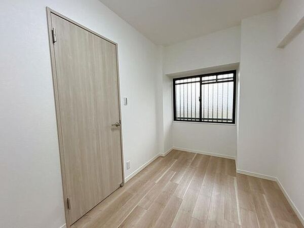 【リフォーム完成】洋室5帖（キッチン側）別角度です。