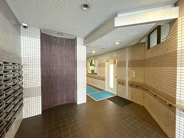 【共用部】エントランスにはオートロックがございます。