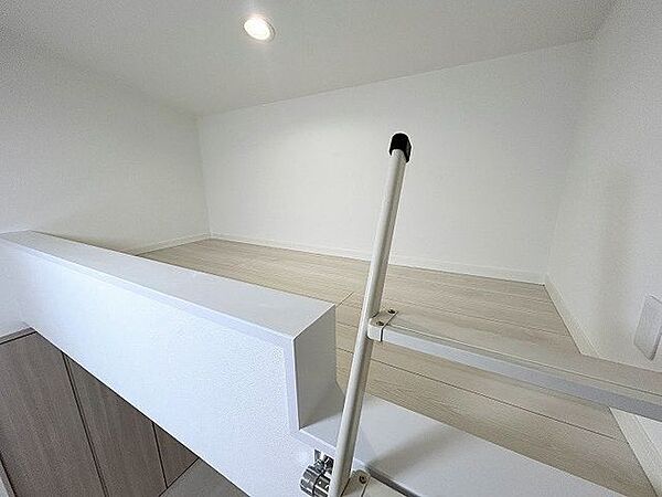 「南側洋室」洋室6帖のお部屋はロフト付きです