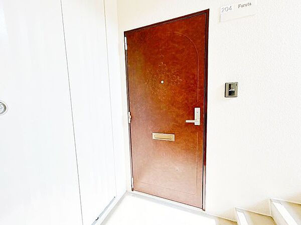 【リフォーム済】玄関扉はクリーニングを行いました。