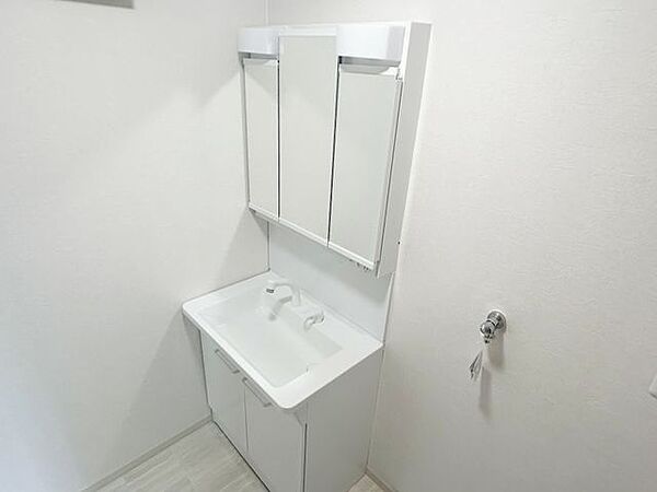 【リフォーム済】洗面脱衣所です。新しい洗面化粧台に交換しました。クッションフロアの張替えを行いました。