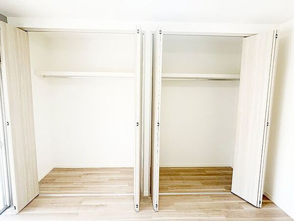 【リフォーム済】リビングにパイプ付収納棚がついたクローゼット収納がついています。
