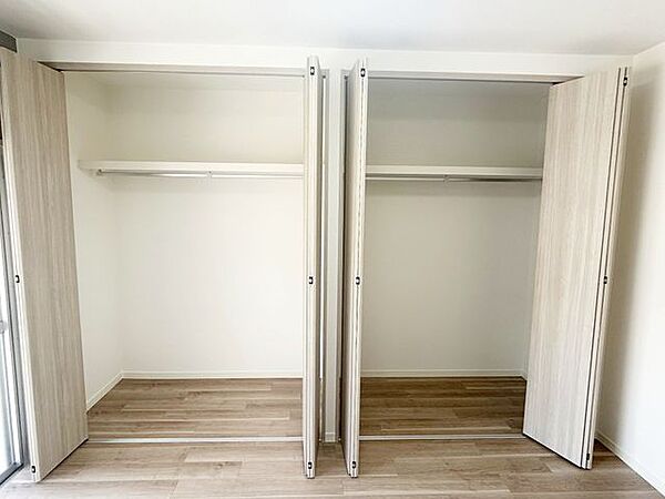 【リフォーム済】リビングにパイプ付収納棚がついたクローゼット収納がついています。