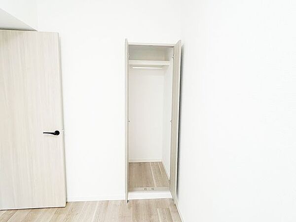 【リフォーム済】洋室約5帖に収納を作っています。