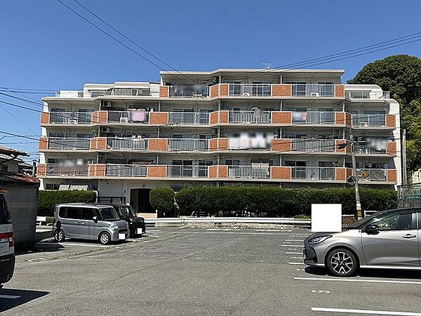 【外観】マンション全体の別角度からのの写真です。