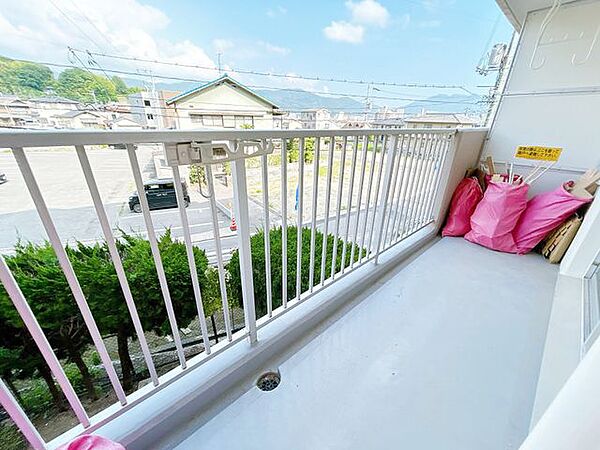 【リフォーム済】リビング横のバルコニーです。清掃を行いました。