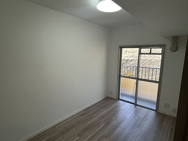 【リフォーム済】洋室約4帖です。フローリングを貼り、天井・壁クロスの張替えを行いました。