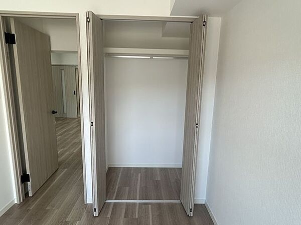 【リフォーム済】洋室約4帖の別角度です。クローゼット収納がついています。