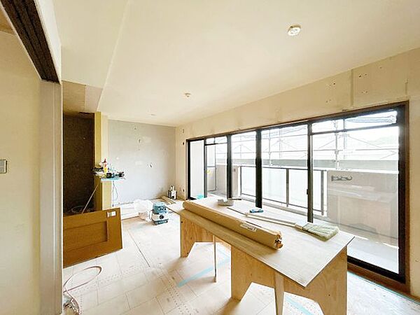 【リフォーム中】西側から見た約15帖のリビングです。