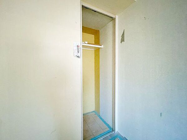 【リフォーム中】西側の洋室約5.6帖の収納です。