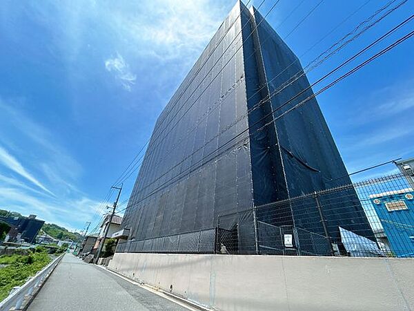 【リフォーム中】建物外観の別角度写真です。川沿いにあるマンションです。