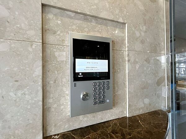 【リフォーム中】マンションの入口にはオートロックがついています。カメラもついているので来訪者が来ても安心ですね。