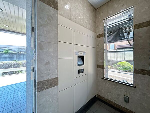 【リフォーム中】郵便受けの横に宅配ボックスが設置されています。好きなタイミングで荷物を受け取ることができて便利ですね。