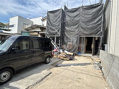 外観：【リフォーム中】外観写真別角度です。外壁は補修と塗装を行い、駐車場は拡張工事を行います。（9月18日撮影）