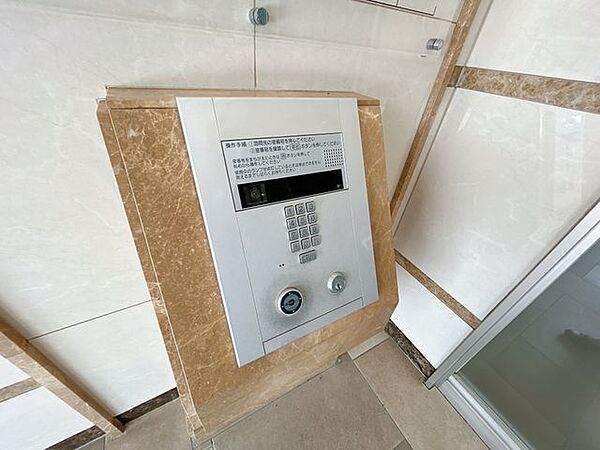 【リフォーム中】エントランスにはオートロックが設置されています。（6月29日撮影）
