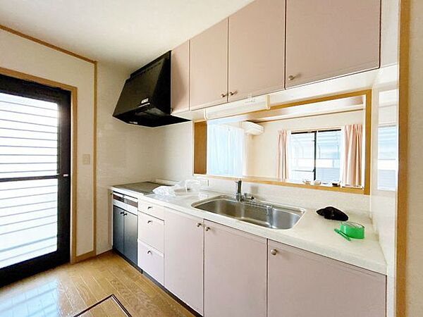 【リフォーム中】キッチン、コンロは新品に交換します。キッチンが新品だとお料理するときの気分も上がりそうですね。（6月28日撮影）