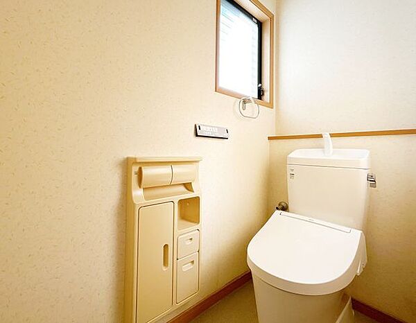 【リフォーム中】2階トイレです。新品に交換します。各階に1つトイレがあり便利ですね。（6月28日撮影）