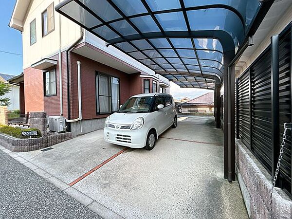 【リフォーム中】お車は2台駐車可能です。2台分のカーポートもございます。カーポートがあると雨の日の車の乗り降りの際に濡れないのでいいですね。（6月28日撮影）