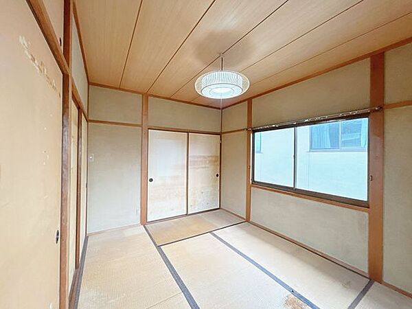 【リフォーム中】2階洋室6帖です。床はフローリングに、壁紙はクロスに張替えます。