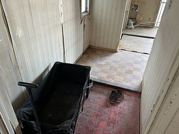 【リフォーム中】玄関内です。天井・壁クロスの張替えを行います。