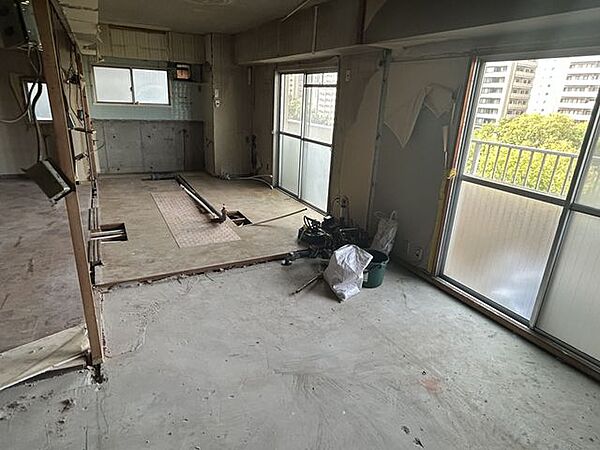 【リフォーム中】約12帖のリビングです。これから新しく床を貼り、天井・壁クロスの張替えを行います。