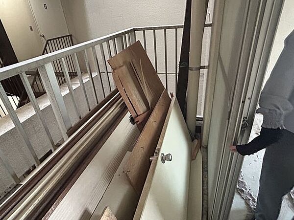 【リフォーム中】洋室約7帖のお部屋に隣接しているバルコニーです。室外機を置くことができます。