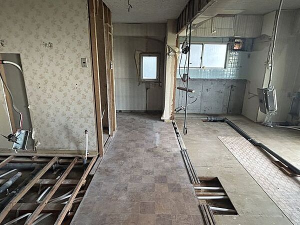 【リフォーム中】廊下は新しく床を貼っていきます。
