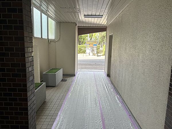 【建物内】マンションの廊下です。