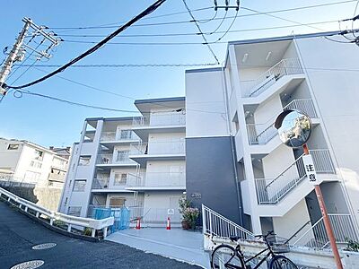 外観:外観です。最近外壁塗装が入ったため、すごくきれいな仕上がりです。暗めのグレート明るめのグレーでオシャレに仕上がっています。 外観:外観です。最近外壁塗装が入ったため、すごくきれいな仕上がりです。暗めのグレート明るめのグレーでオシャレに仕上がっています。