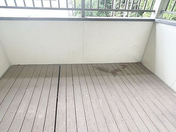 【リフォーム中】バルコニーです。クリーニングを行います。