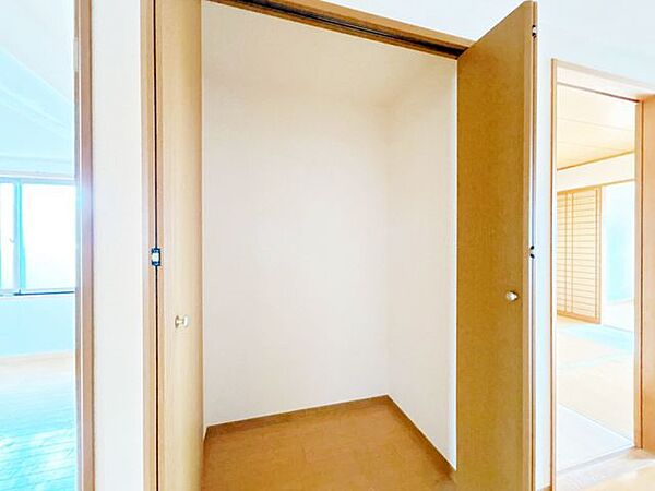 【現況販売】廊下の収納です。掃除用具や日用品を収納することができますね。（8月17日撮影）