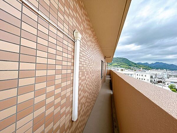 【現況販売】北東向きのバルコニーです。バルコニーはすべて繋がっているため、解放感が合ってよいですね。（8月17日撮影）