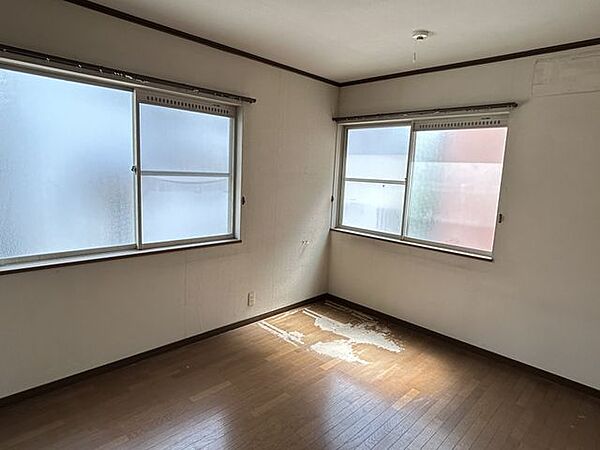 【リフォーム中】洋室5.63帖のお部屋はフローリングを貼り、天井・壁クロスの張替えを行います。