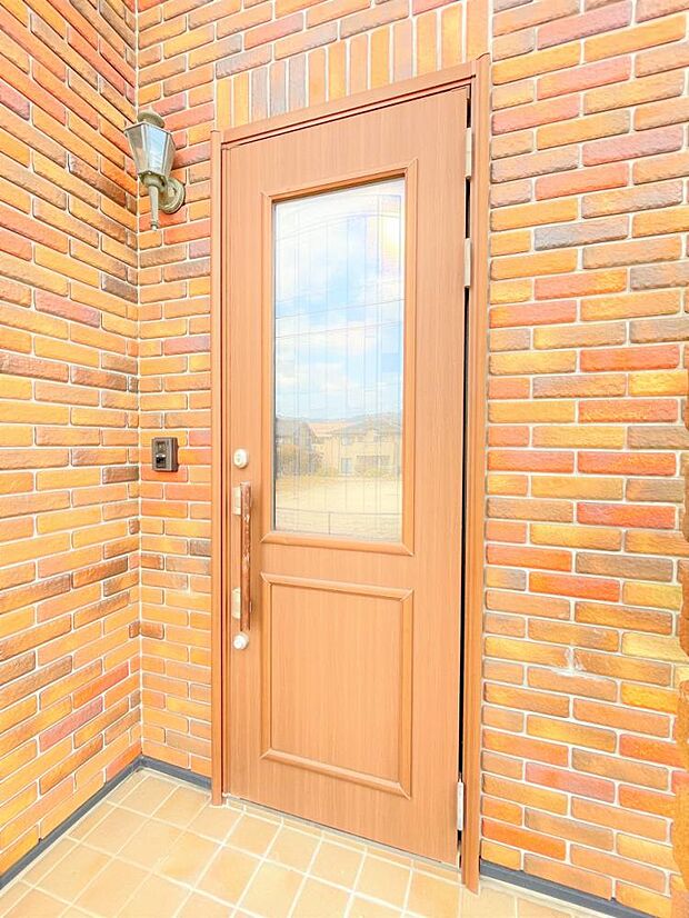【現況写真】家の顔である玄関ドアの鍵を交換。安心して新生活を始められますよ。