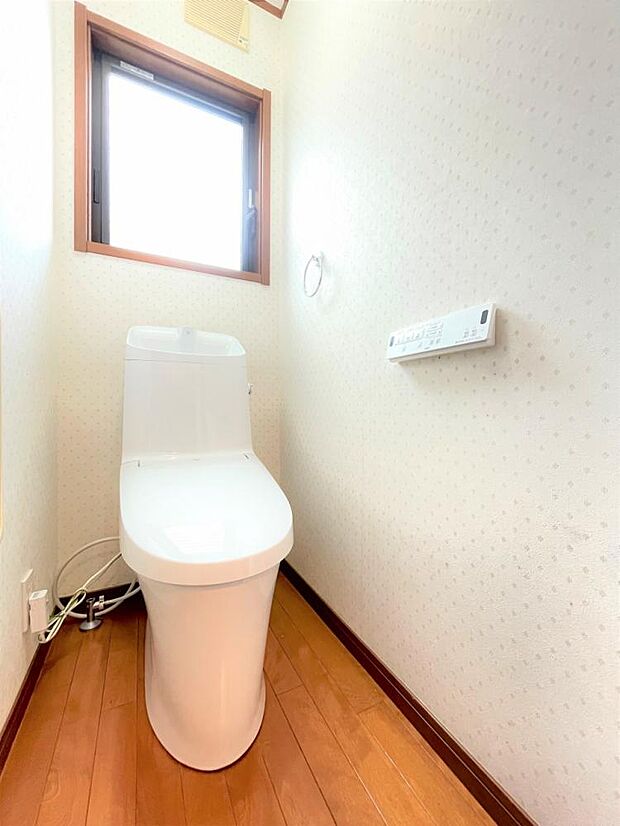 【リフォーム済】1階のトイレです。2階とともに新しくLIXIL製の温水洗浄機能付きに新品交換。キズや汚れが付きにくい加工が施してあるのでお手入れが簡単です。直接肌に触れるトイレは新品が嬉しいですよね。