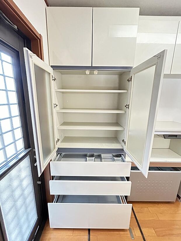 【現況写真】1階キッチン収納棚はクリーニング済。調理器具や食器を整理整頓しておくことで、片付けや料理の準備を効率化することができますね。