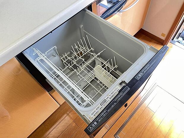 【現況写真】キッチンには食器洗浄乾燥機が設置してあり、食事後の家事が楽になりますよ。