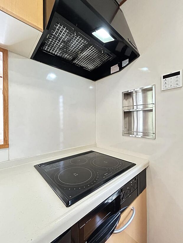 【現況写真】キッチンにはIHコンロが設置されています。火を使わないので、お子様がお料理しても安心ですね。