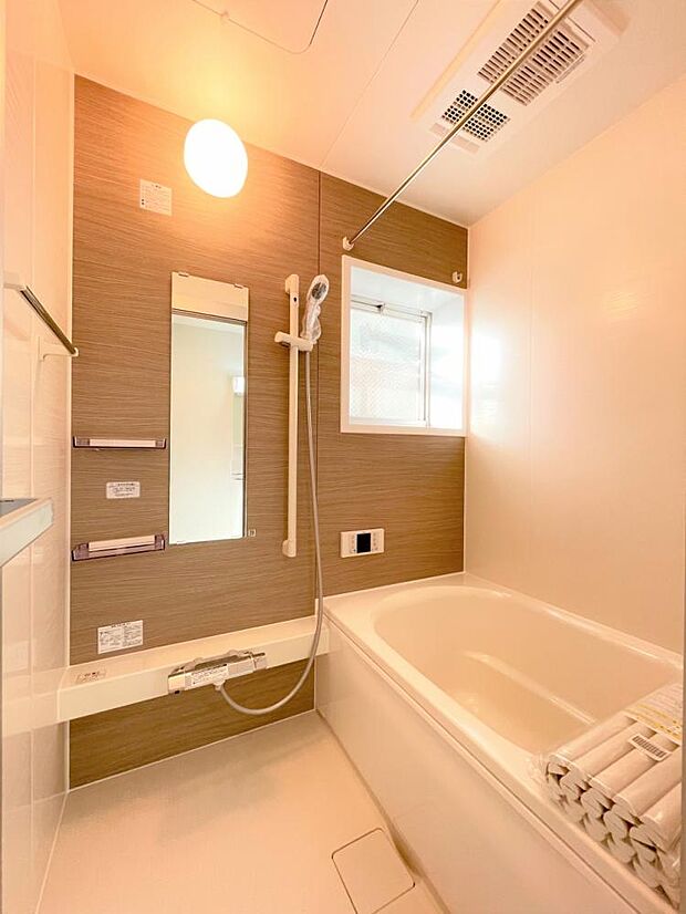【リフォーム済写真】浴室はハウステック製のユニットバスに交換。コンパクトな浴槽はお掃除もしやすく、水道代の節約になり経済的です。
