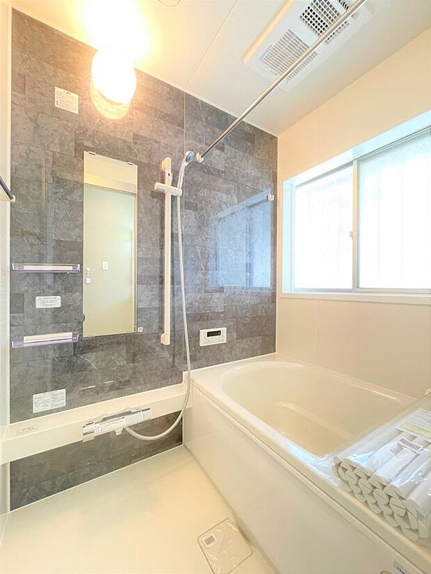 【リフォーム済写真】浴室はハウステック製の新品のユニットバスに交換しました。浴槽には滑り止めの凹凸があり、床は濡れた状態でも滑りにくい加工がされている安心設計です。