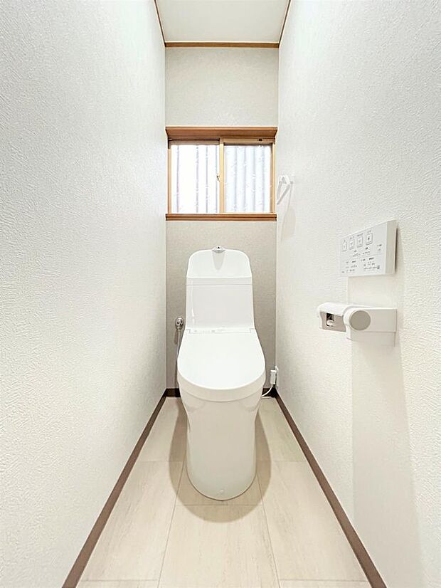 【リフォーム済】トイレはLIXIL製の温水洗浄便座トイレに新品交換。壁・天井のクロス、床はクッションフロアを貼替え清潔感のある空間になりました。