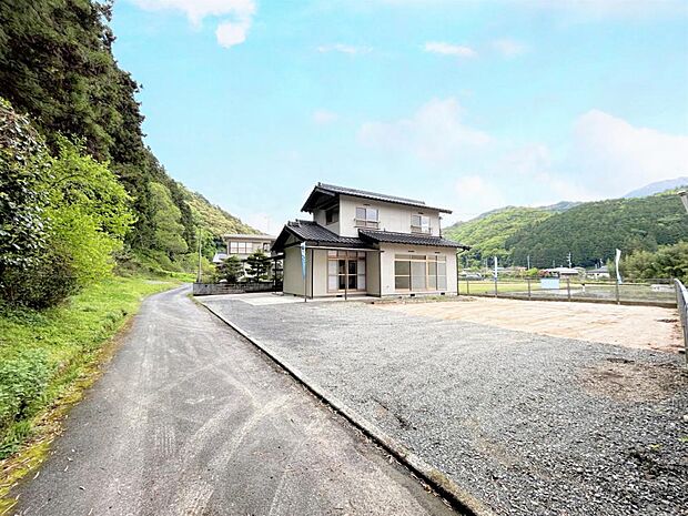 【リフォーム済】敷地南西側道路から撮影。南西側がお庭で陽当たり良好なので、お子様の遊び場にもぴったりです。